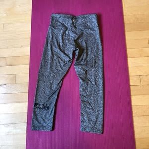 Spiritual Gangster Crop Leggings in grey!